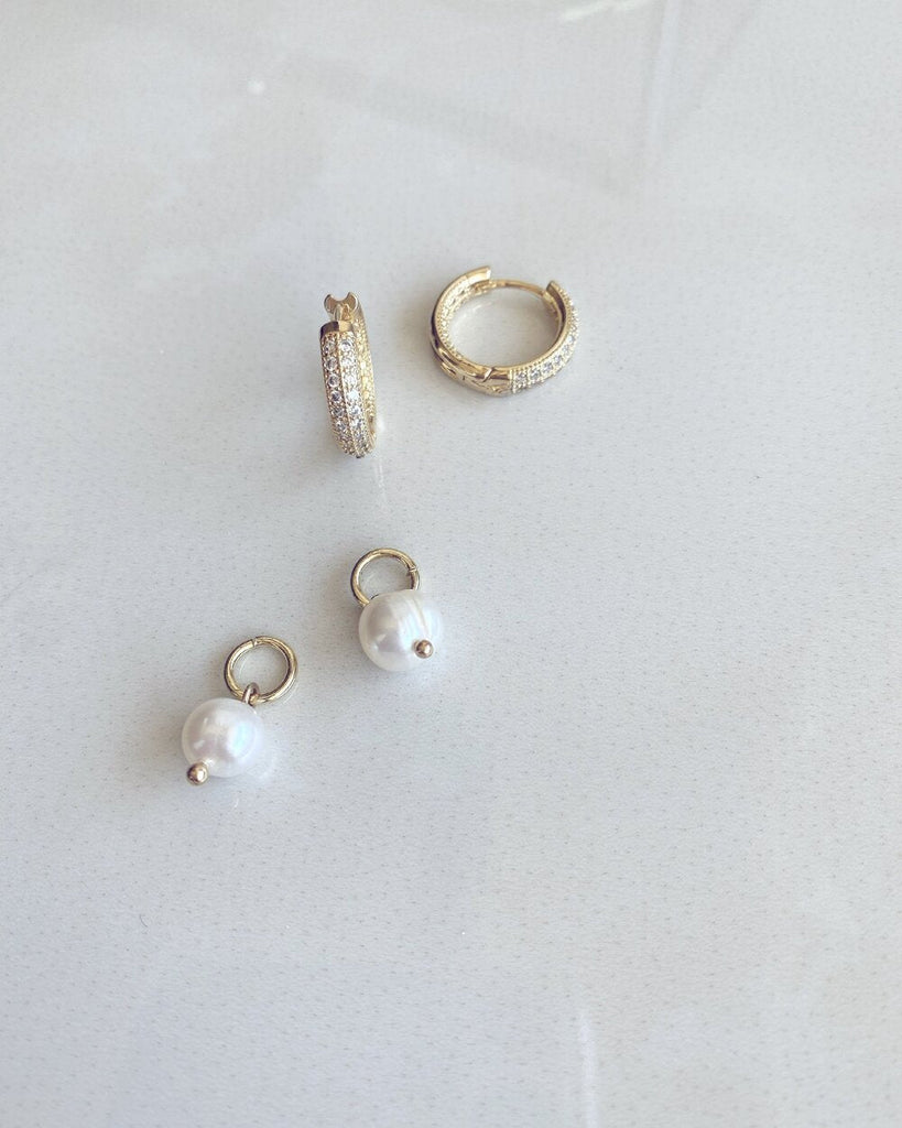 Minimalist earrings with pearl