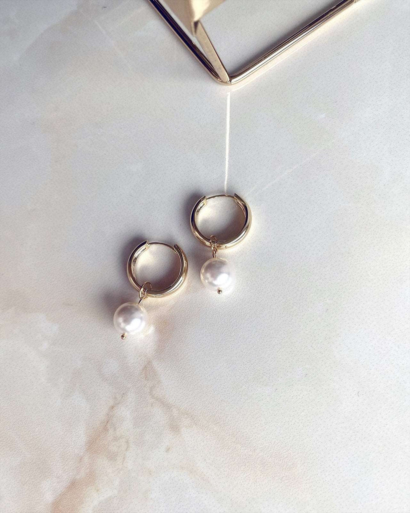 Gold earrings with a pearl