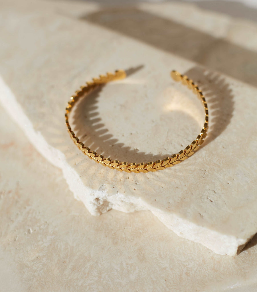 Stylish bracelet in gold colour