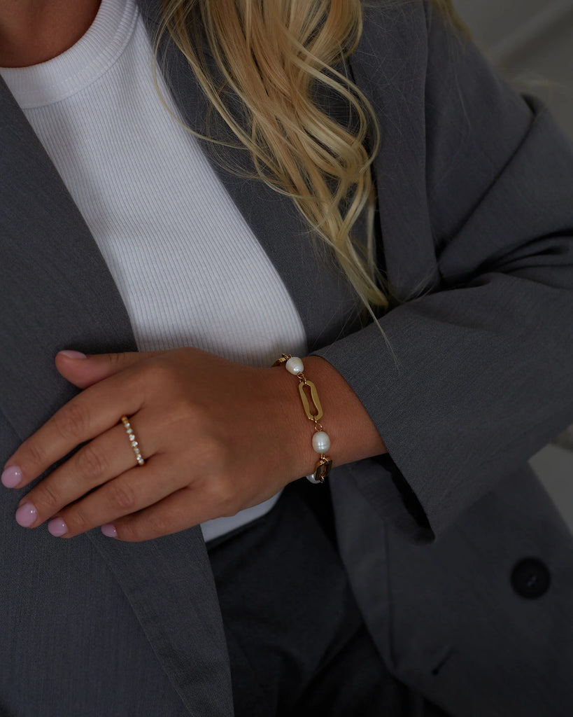 Gold bracelet with pearls