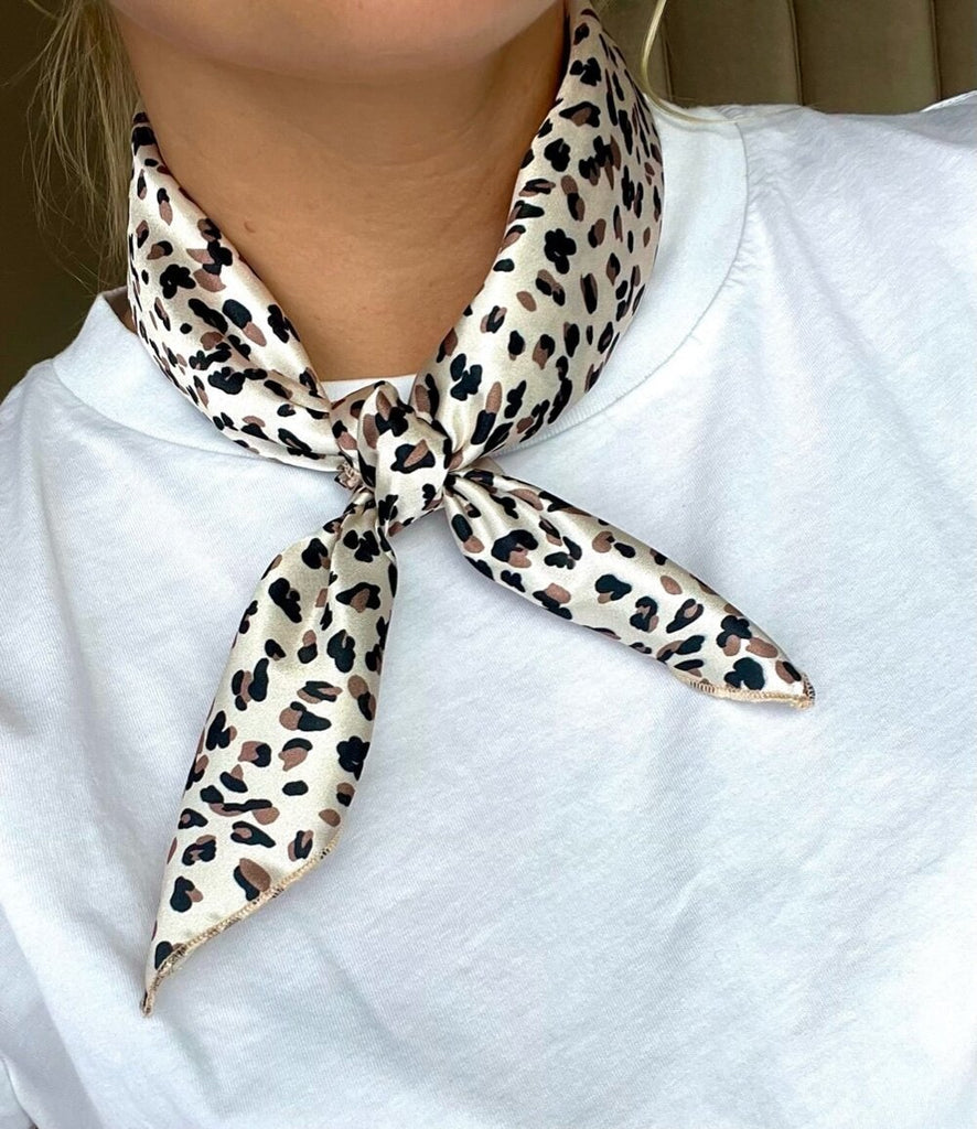 Nude scarf with leopard motives