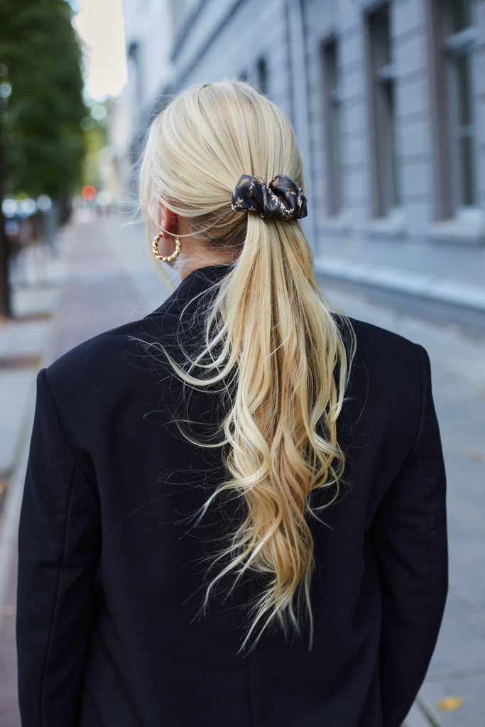 Brown hair clip with flowers