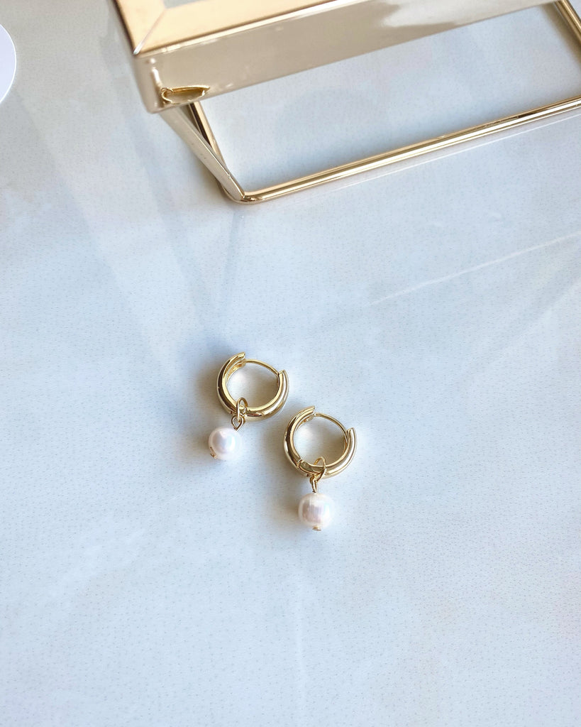 Minimalist earrings with pearls