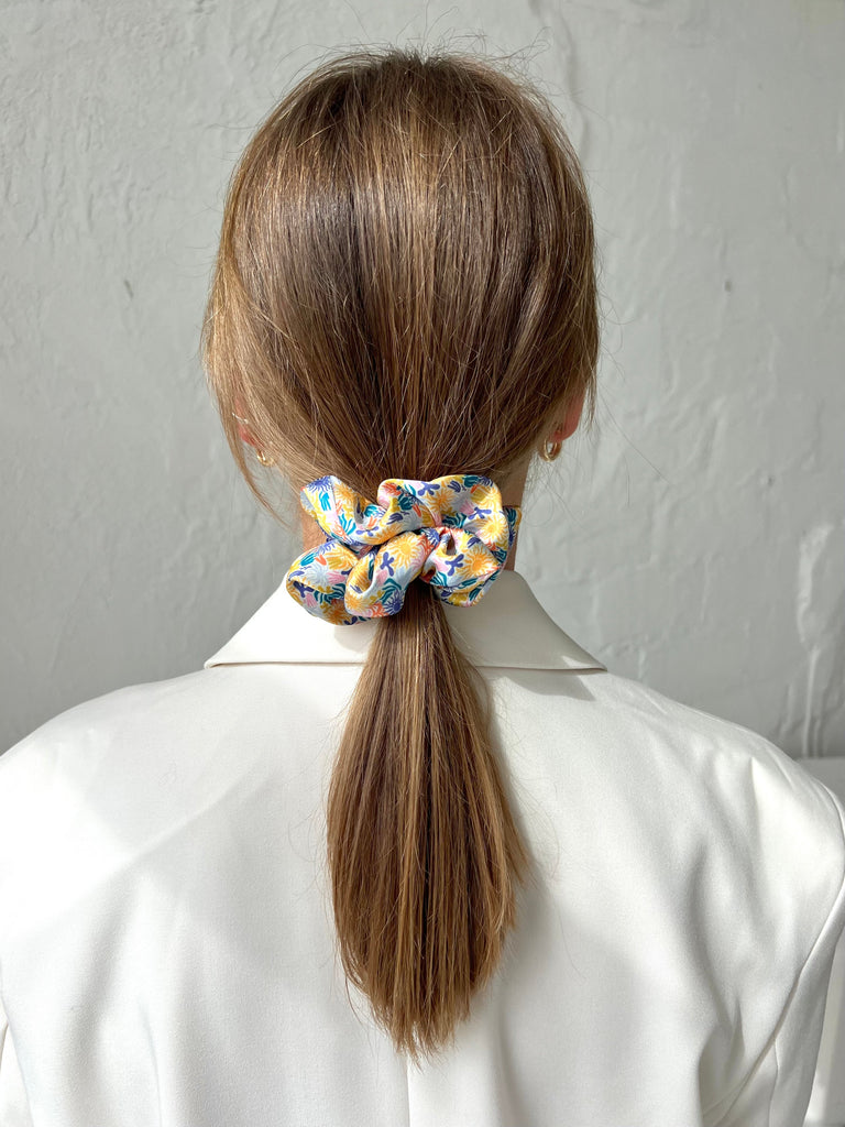 Hair scrunchie adds volume to the hair