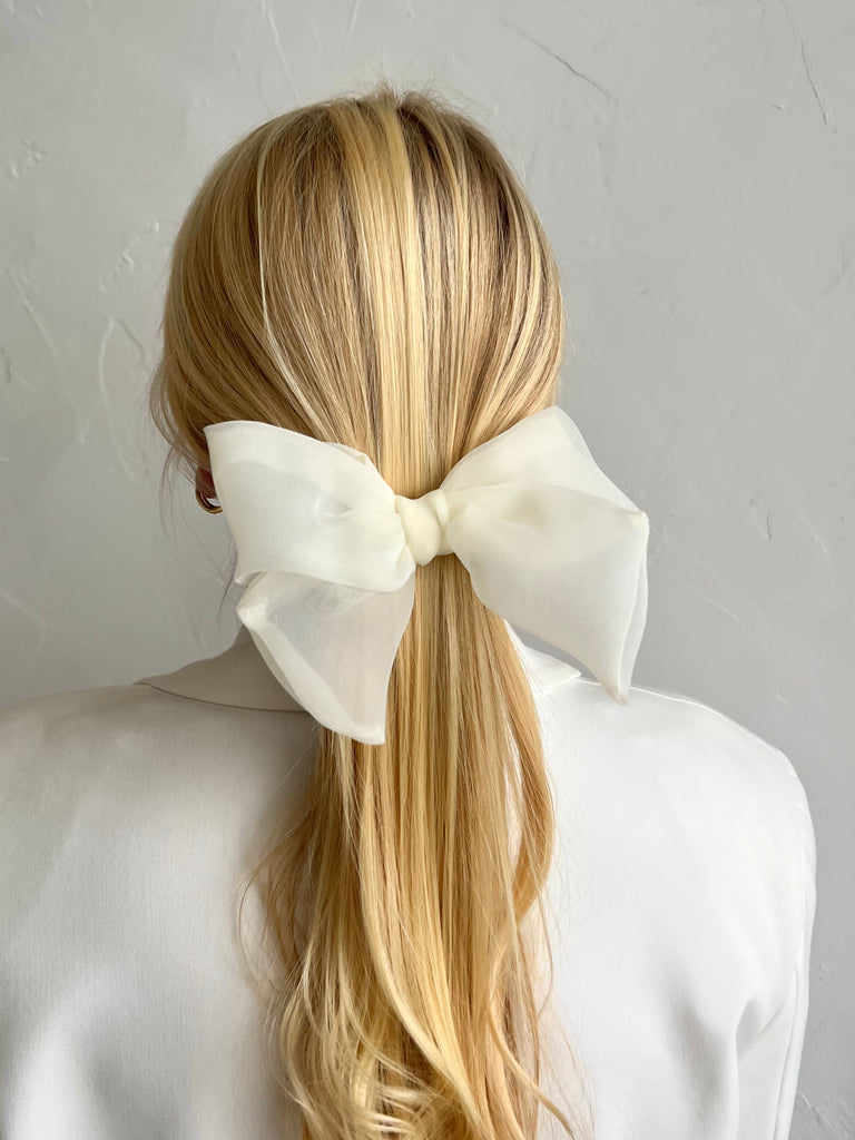 Milky bow hair clip