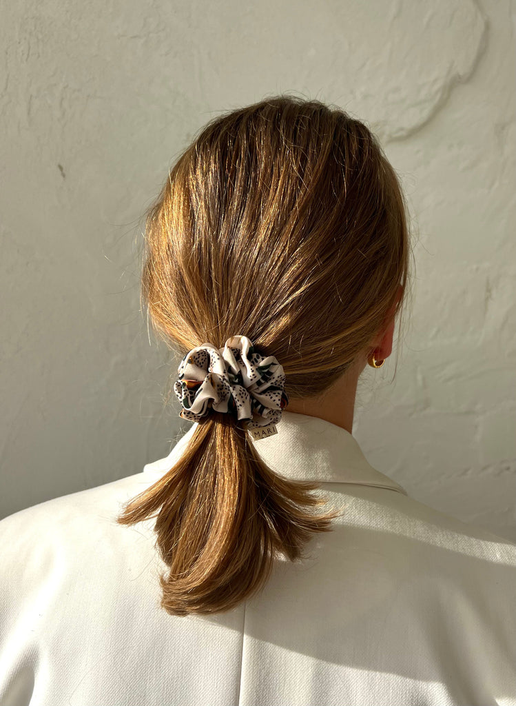 Nude scrunchie with jungle motives