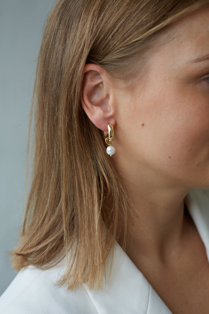 Classic earrings with pearls