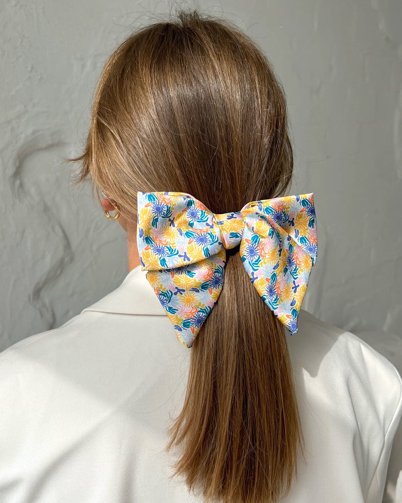 Charming detail - bow hair clip