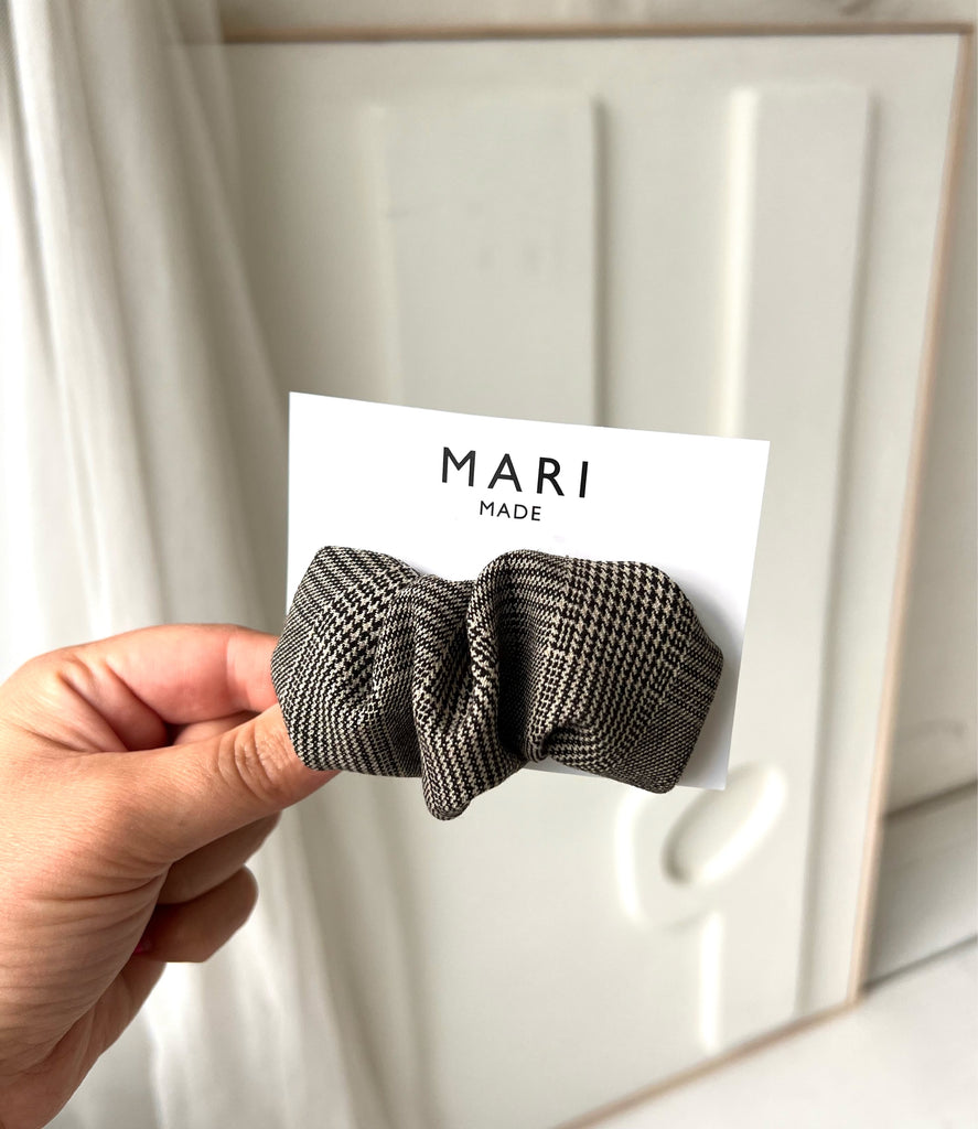 CHEQUERED SCRUNCHIE BARRETTE