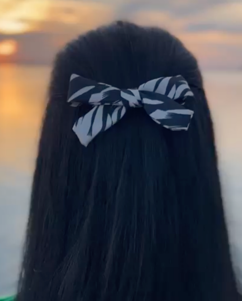 Black and white mini bow hair clip