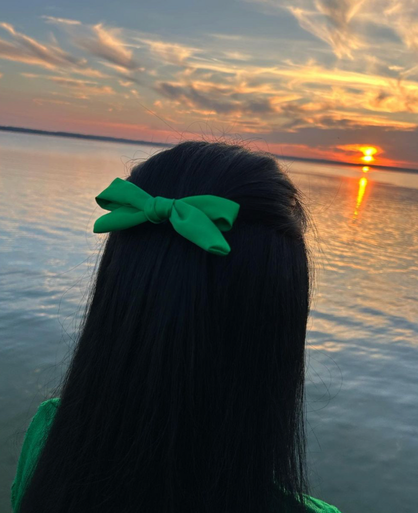 Flawless green mini bow hair clip