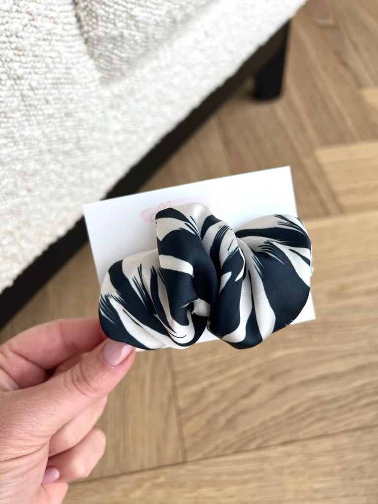 Black hair clip with white