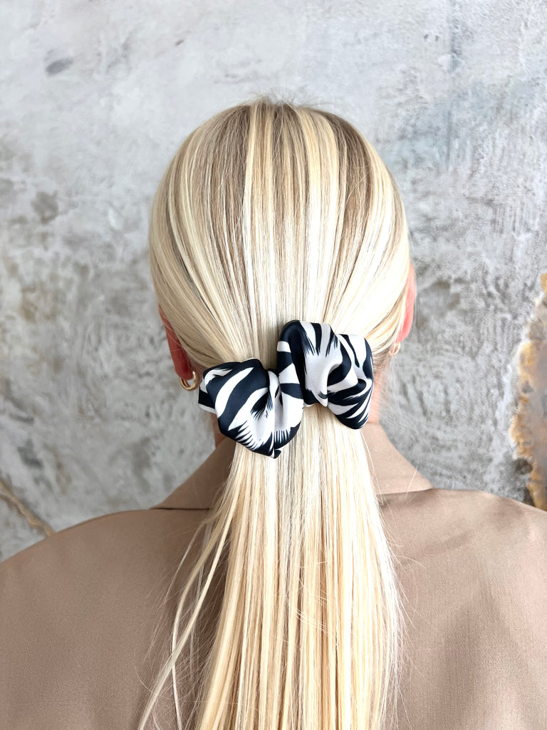 Black and white scrunchie barrette