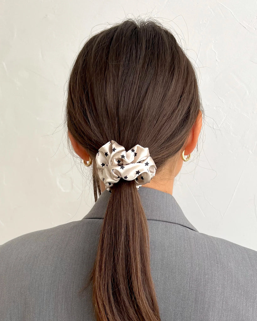 Nude scrunchie with black stars