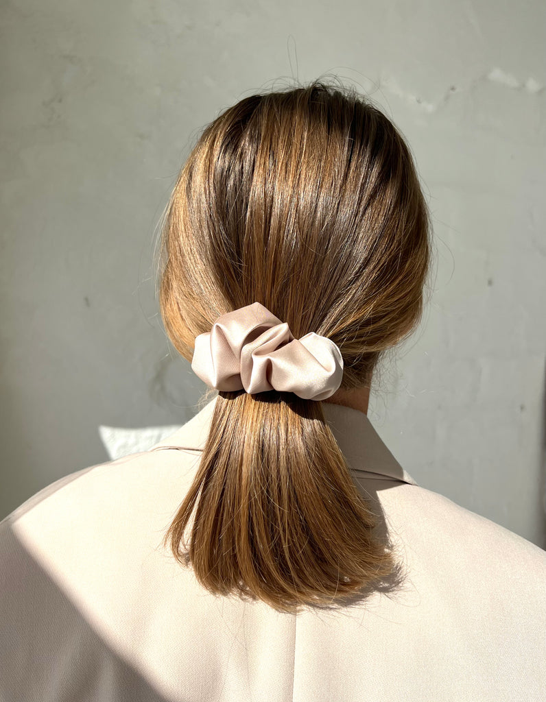 Light brown scrunchie barrette