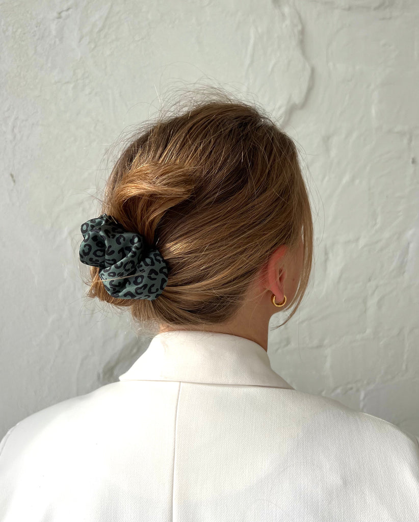 Green scrunchie barrette with black motives