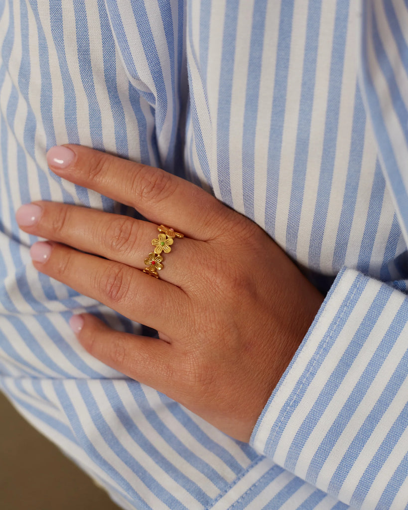 Ring with flowers