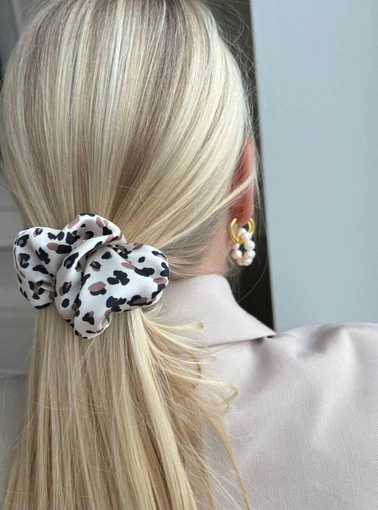 Stylish nude hair clip with leopard motives