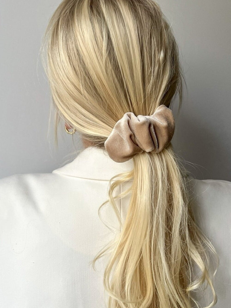 Velvet creamy scrunchie hair clip