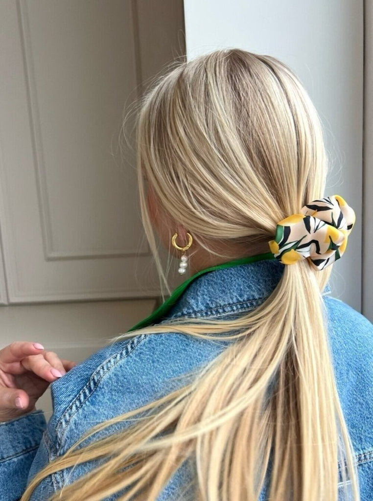 Nude hair clip with lemons