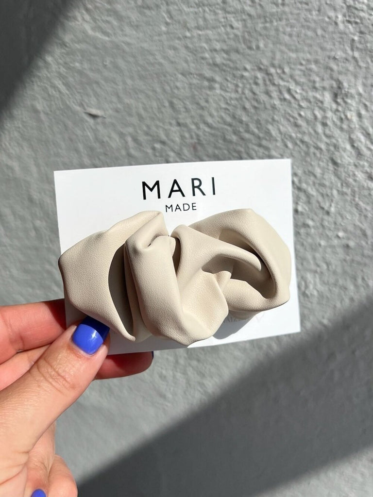 CREAM ECO LEATHER SCRUNCHIE BARRETTE