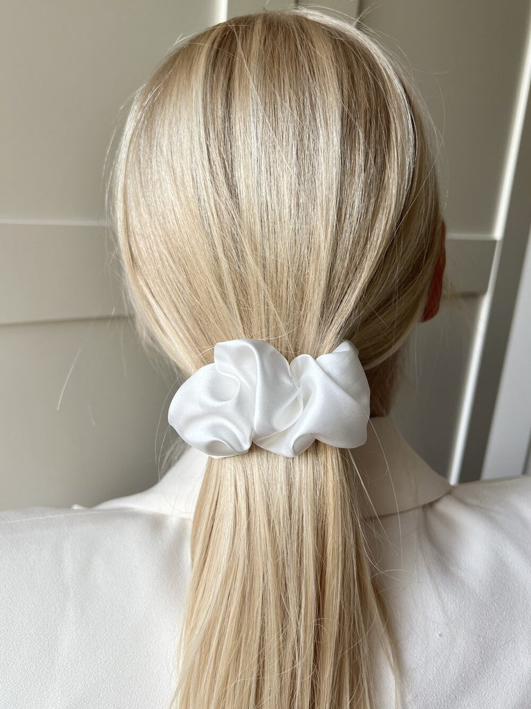 Pearl scrunchie hair clip